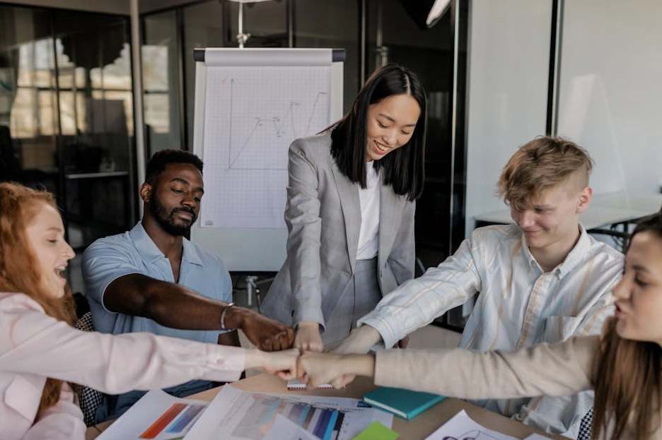 Zespół analityków omawiający wykresy strategiczne.